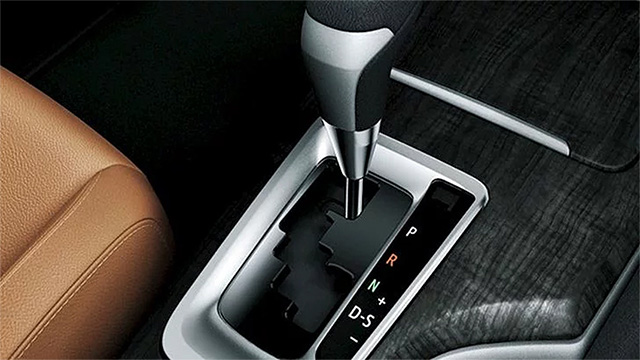 CÁCH XỬ LÝ KHI CHÂN GA Ô TÔ BỊ KẸT GA